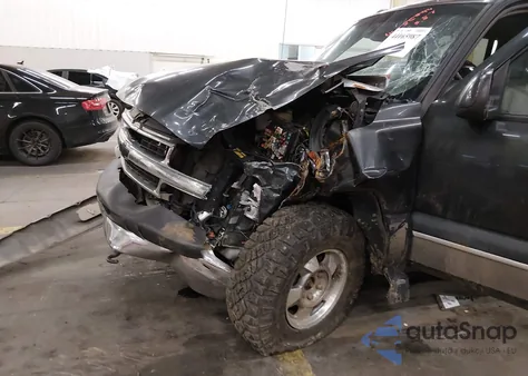 2003 Chevrolet Suburban 1500 Lt z USA, uszkodzony, nr VIN 3GNFK16Z23G256115